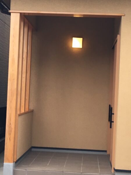 千葉県鎌ケ谷市初富 T様邸 玄関木製柱のあく洗い・クリヤー塗装(6)